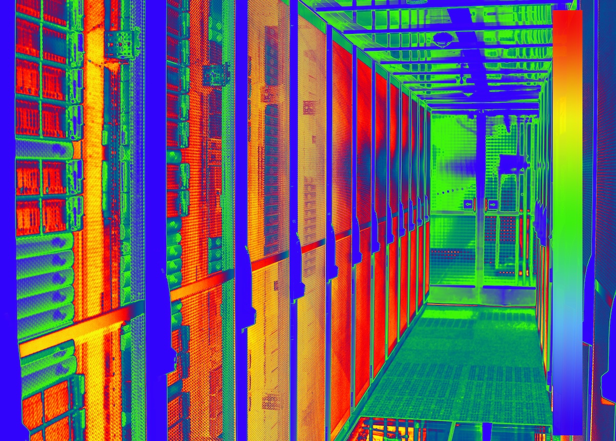 Obraz termowizyjny instalacji technicznej z zaznaczoną skalą temperatur